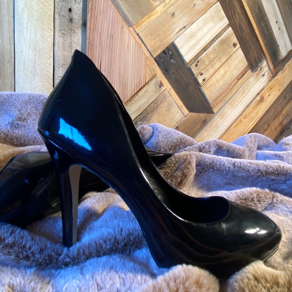 BCBG | Shiny Black Classic 4" Pump | 8.5